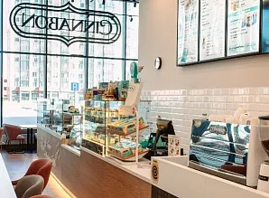 Барная стойка и мебель для кафе пекарни Cinnabon в ТРК «НЕБО» Мурино Фото 28
