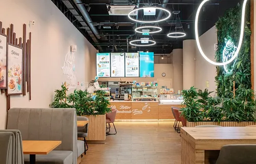 Барная стойка и мебель для кафе-пекарни Cinnabon в ТЦ «Парк Молл» в Санкт-Петербурге