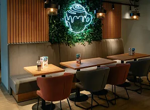 Барная стойка и мебель для кафе-пекарни Cinnabon на Невском проспекте Фото 28