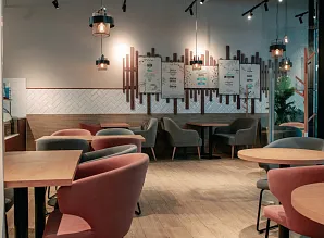 Барная стойка и мебель для кафе-пекарни Cinnabon в Санкт-Петербурге Фото 10