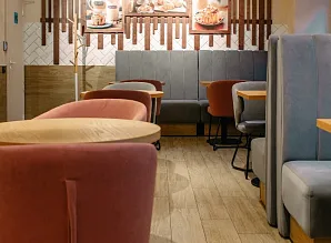 Барная стойка для кафе-пекарни Cinnabon на Сенной площади в Санкт-Петербурге Фото 19