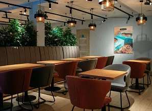 Барная стойка и мебель для кафе-пекарни Cinnabon на Среднем проспекте В.О. Фото 4