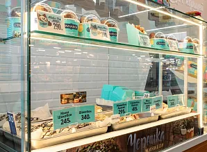 Барная стойка и мебель для кафе пекарни Cinnabon в ТРК «НЕБО» Мурино Фото 8
