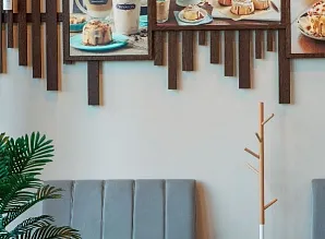 Барная стойка и мебель для кафе пекарни Cinnabon в ТРК «НЕБО» Мурино Фото 21