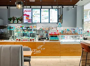 Барная стойка и мебель для кафе-пекарни Cinnabon в ТЦ Европолис в Санкт-Петербурге Фото 15