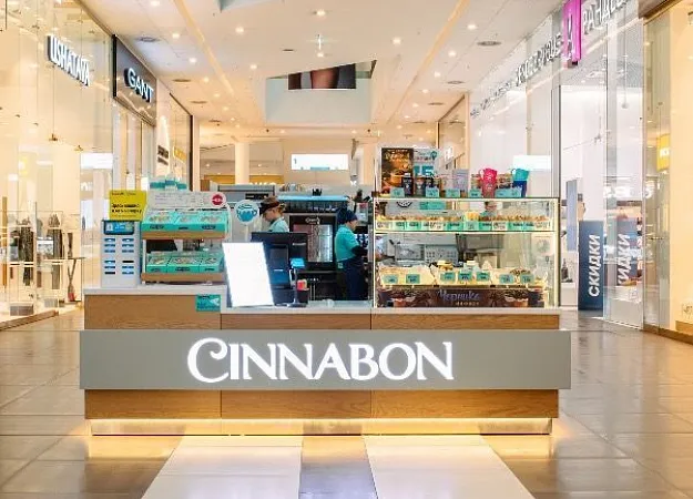 Барная стойка и мебель для кафе-пекарни Cinnabon в ТРЦ «Галерея» в Санкт-Петербурге