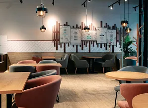 Барная стойка и мебель для кафе-пекарни Cinnabon в Санкт-Петербурге Фото 3