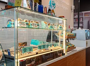 Барная стойка и мебель для кафе пекарни Cinnabon в ТРК «НЕБО» Мурино Фото 15