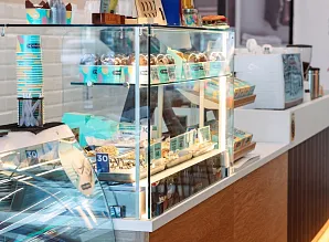 Барная стойка и мебель для кафе пекарни Cinnabon в ТРК «НЕБО» Мурино Фото 17