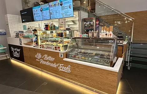 Производство барной стойки и нестандартной мебели для кафе-пекарни Cinnabon в ТРК Мозаика