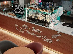 Барная стойка и мебель для кафе-пекарни Cinnabon в ТРЦ Экопарк в Санкт-Петербурге Фото 25