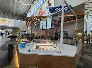 Барная стойка и мебель для кафе-пекарни Cinnabon в ТРЦ МЕГА Парнас в Санкт-Петербурге Фото 5