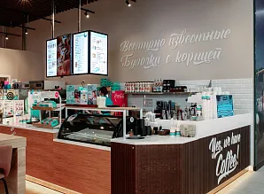 Барная стойка и мебель для кафе-пекарни Cinnabon в ТРЦ Экопарк в Санкт-Петербурге Фото 13