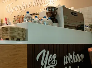 Барная стойка и мебель для кафе-пекарни Cinnabon в ТЦ Жемчужная Плаза Фото 10