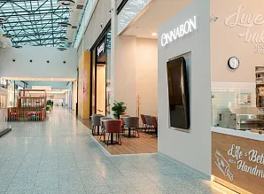 Барная стойка и мебель для кафе пекарни Cinnabon в ТРЦ МЕГА Дыбенко Фото 3