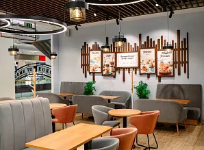 Барная стойка и мебель для кафе-пекарни Cinnabon в ТЦ Европолис в Санкт-Петербурге Фото 10