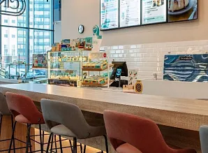 Барная стойка и мебель для кафе пекарни Cinnabon в ТРК «НЕБО» Мурино Фото 13