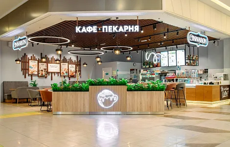 Барная стойка и мебель для кафе-пекарни Cinnabon в ТЦ Европолис в Санкт-Петербурге