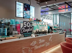 Барная стойка и мебель для кафе-пекарни Cinnabon в ТРЦ Экопарк в Санкт-Петербурге Фото 21