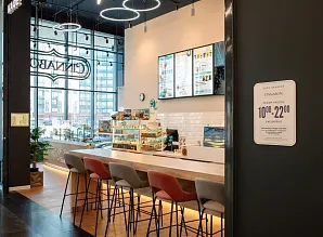 Барная стойка и мебель для кафе пекарни Cinnabon в ТРК «НЕБО» Мурино Фото 12