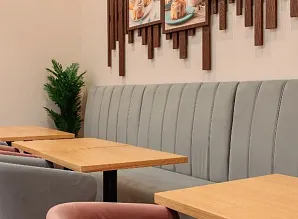 Барная стойка и мебель для кафе пекарни Cinnabon в ТРЦ МЕГА Дыбенко Фото 7