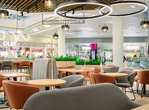 Барная стойка и мебель для кафе-пекарни Cinnabon в ТЦ Европолис в Санкт-Петербурге Фото 5