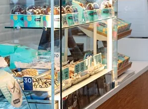 Барная стойка и мебель для кафе пекарни Cinnabon в ТРК «НЕБО» Мурино Фото 18