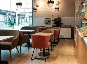Барная стойка и мебель для кафе-пекарни Cinnabon в ТЦ Жемчужная Плаза Фото 6