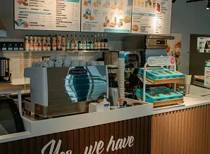 Барная стойка и мебель для кафе-пекарни Cinnabon на Среднем проспекте В.О. Фото 23