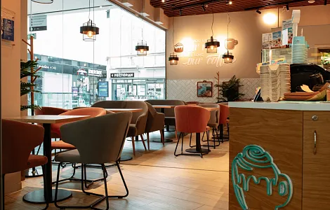Барная стойка и мебель для кафе-пекарни Cinnabon в ТЦ Жемчужная Плаза