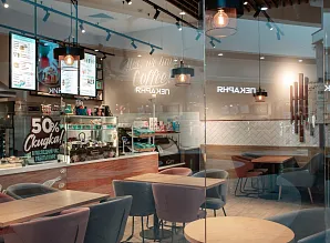 Барная стойка и мебель для кафе-пекарни Cinnabon в Санкт-Петербурге Фото 21