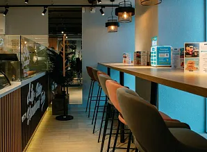 Барная стойка и мебель для кафе-пекарни Cinnabon на Невском проспекте Фото 10