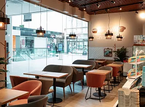 Барная стойка и мебель для кафе-пекарни Cinnabon в ТЦ Жемчужная Плаза Фото 8
