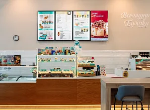 Барная стойка и мебель для кафе пекарни Cinnabon в ТРК «НЕБО» Мурино Фото 14