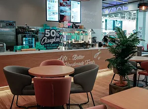 Барная стойка и мебель для кафе-пекарни Cinnabon в ТРЦ Экопарк в Санкт-Петербурге Фото 31